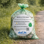 Grüne Mülltüte am Wegesrand